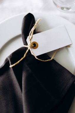 Etiketli düğün için güzel bir masa.