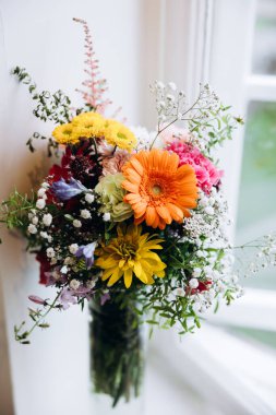 Düğün, vazoda güzel bir buket, yakın çekim.