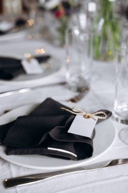 Etiketli düğün için güzel bir masa.