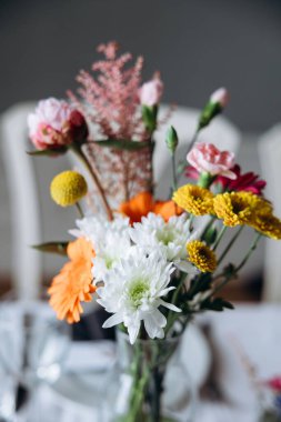 Düğün, vazoda güzel bir buket, yakın çekim.