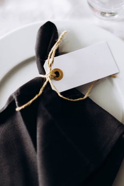 Etiketli düğün için güzel bir masa.