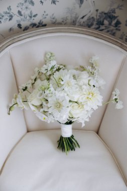 Düğün gününde bir buket beyaz çiçek. 