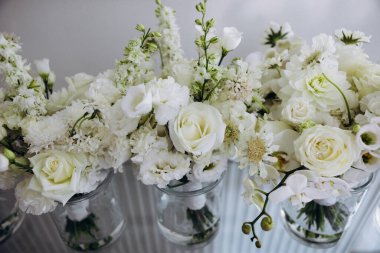 Düğün gününde bir buket beyaz çiçek. 