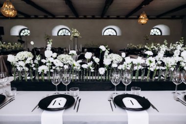 Çiçeklerle seremoni için güzel düğün süslemeleri.