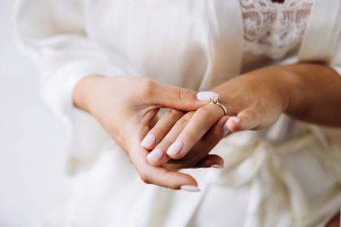 Gelinin elinde alyanslar, yakın çekim.