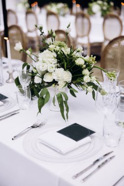 Çiçeklerle seremoni için güzel düğün süslemeleri.