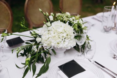 Çiçeklerle seremoni için güzel düğün süslemeleri.