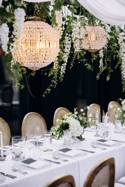 Masada çiçekler ve sandalyelerle güzel bir düğün töreni.