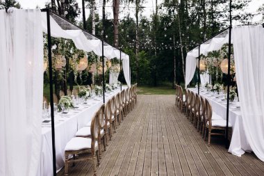 Masada çiçekler ve sandalyelerle güzel bir düğün töreni.
