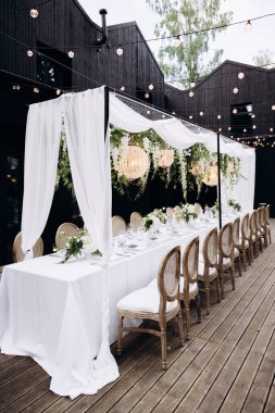 Masada çiçekler ve sandalyelerle güzel bir düğün töreni.