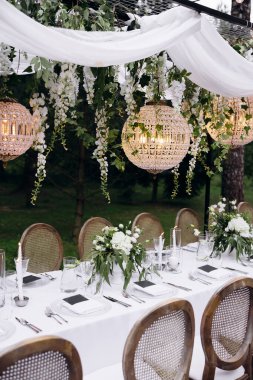 Masada çiçekler ve sandalyelerle güzel bir düğün töreni.