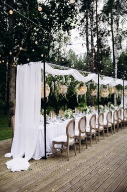 Masada çiçekler ve sandalyelerle güzel bir düğün töreni.