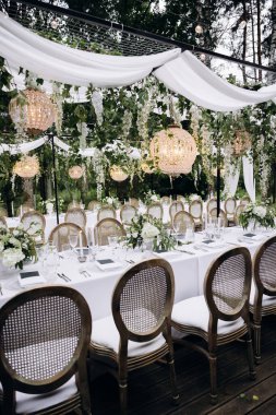 Masada çiçekler ve sandalyelerle güzel bir düğün töreni.