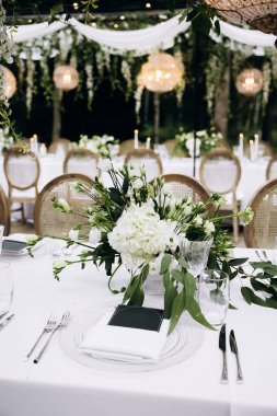 Masada çiçekler ve sandalyelerle güzel bir düğün töreni.