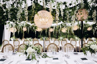 Masada çiçekler ve sandalyelerle güzel bir düğün töreni.