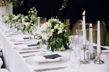 Masada çiçekler ve sandalyelerle güzel bir düğün töreni.
