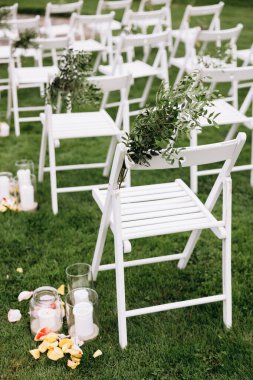 Sandalyeler ve çiçeklerle güzel bir düğün töreni.