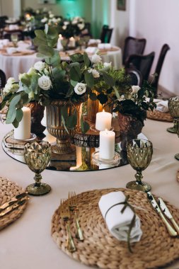 Çok güzel, vazodaki düğün çiçekleri masada.