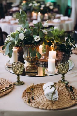 Çiçekli ve mumlu düğün masası, kapat.