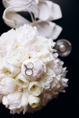 Güzel, alyanslar ve buket, yakın çekim.