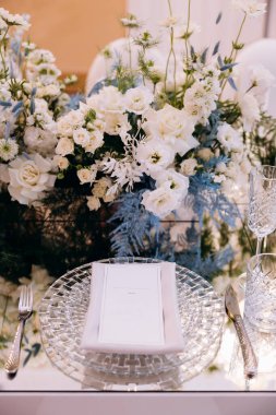 Farklı çiçekler ve bardaklarla dolu güzel bir masa.