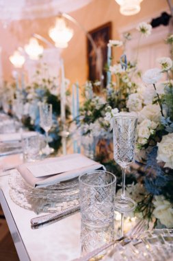 Farklı çiçekler ve bardaklarla dolu güzel bir masa.