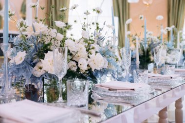 Düğün masası süslemeleri, mumlar ve çiçeklerle