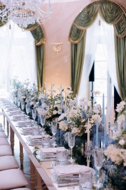 Düğün masası süslemeleri, mumlar ve çiçeklerle