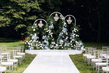 Sandalye ve çiçeklerle süslenmiş güzel düğün süsleri