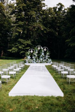 Sandalye ve çiçeklerle süslenmiş güzel düğün süsleri