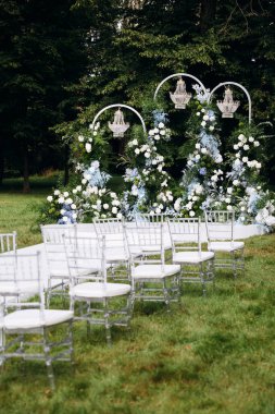 Sandalye ve çiçeklerle süslenmiş güzel düğün süsleri