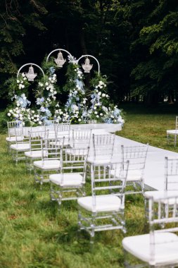 Sandalye ve çiçeklerle süslenmiş güzel düğün süsleri