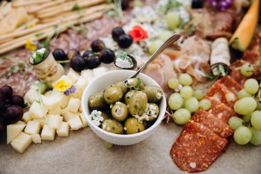 Farklı atıştırmalıklar, peynir ve zeytinler, yakın çekim.