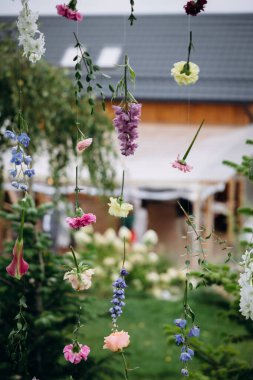 Düğün partisinin olduğu bölgedeki çiçeklerin bileşimi.