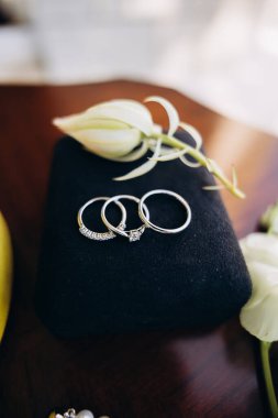 Güzel alyanslar ve çiçekler, kapatın.