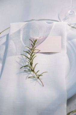 Beyaz masada güzel bir düğün.