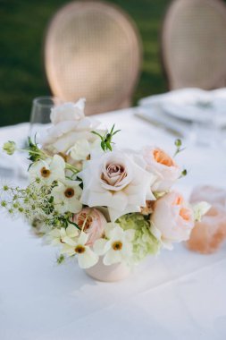 Çiçekler ve mumlarla düğün masası.