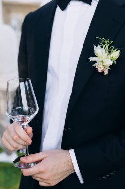 Cam tutan yakışıklı damat, yaklaşın.