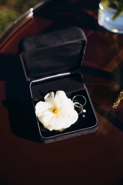 Beyaz çiçekli güzel yüzükler. Yaklaş.