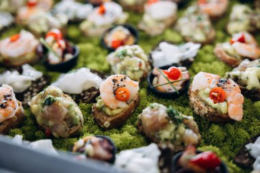 Yemek masası ve farklı yemekler.