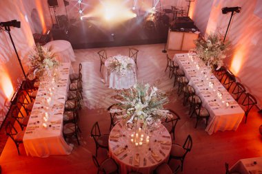 Salonda çiçekli zarif bir düğün.