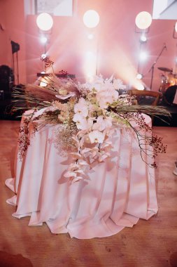 Salonda çiçekli zarif bir düğün.