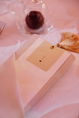 Düğün töreninde akşam yemeği için bir masa.