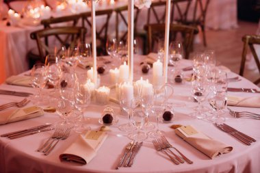 Mum ve gözlüklü düğün masası.