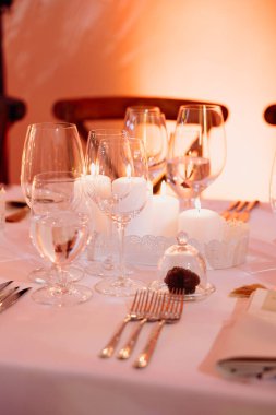 Düğün için hazırlanmış bir masa ya da başka bir akşam yemeği..