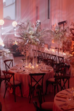 Salonda çiçekli zarif bir düğün.