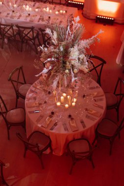 Salonda çiçekli zarif bir düğün.