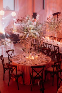 Farklı unsurlarla güzel bir düğün masası.