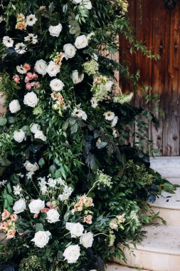 Güzel düğün kemeri ve çiçekler eski kasabada