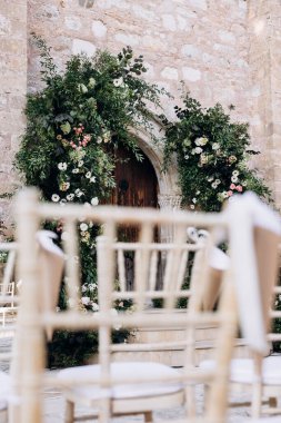 Güzel, düğün töreninde bir sürü sandalye